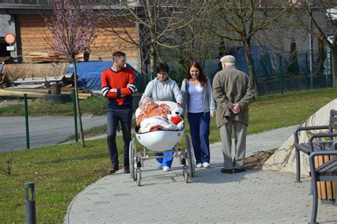 mama teče z vozičkom po parku
