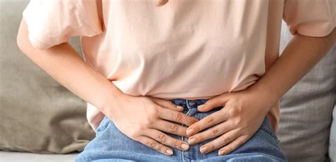 ženska z bolečino v zgornjem delu trebuha