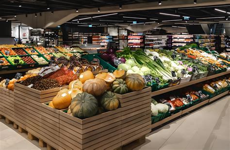 Ženska, ki izbira zdravo hrano v trgovini