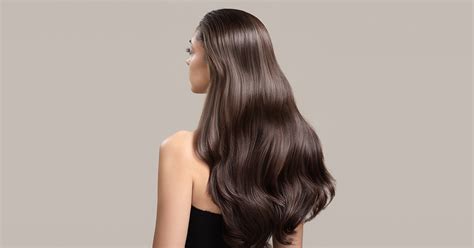 Ženska s skrbnim pogledom na svoje lase