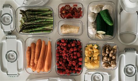 Slika organizirane kuhinje z vnaprej pripravljenimi obroki v posodah