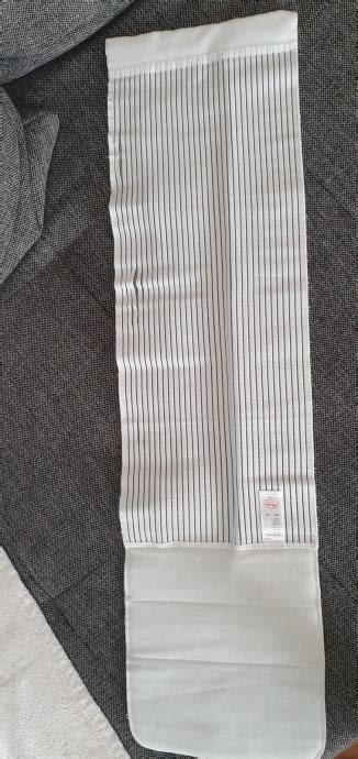 Nosečnica, ki nosi podporni pas za trebuh