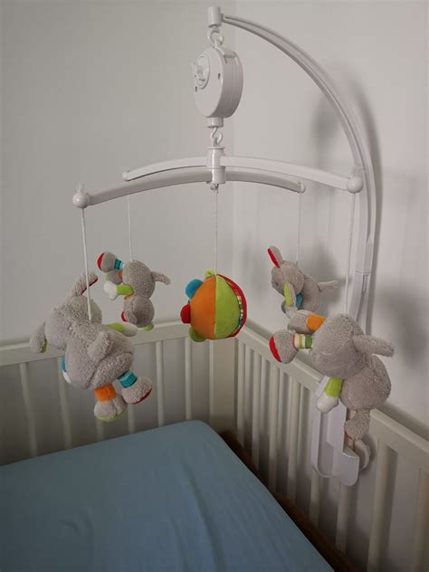 Glasbeni vrtiljak PATINIO nad otroško posteljico