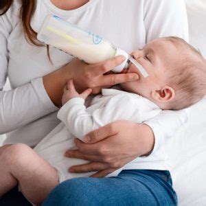 Pravilen položaj dojenčka pri hranjenju s stekleničko