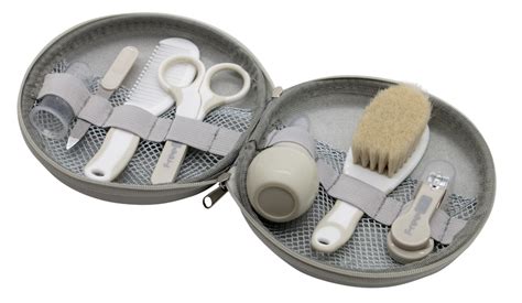 nabor izdelkov za nego dojenčka ob kopanju