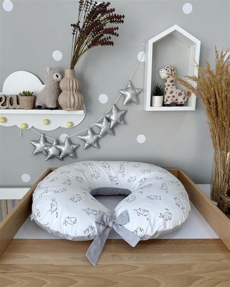 Diagram, ki prikazuje pravilen položaj otroka pri dojenju