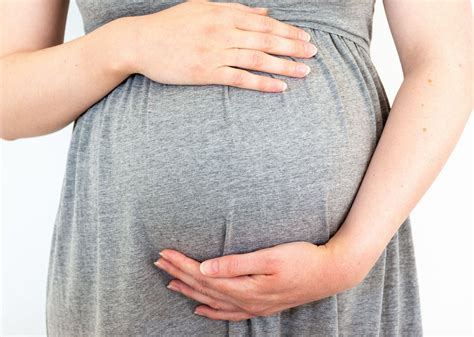 Nosečnica, ki prejema akupunkturo