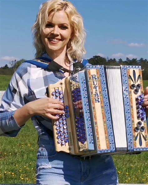 Darja Gajšek med vodenjem oddaje