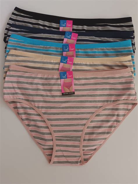 Ženska, ki si pregleduje spodnjice zaradi izcedka