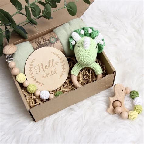 Darilni paket za novorojenčka z odejico, brisačo in oblačili