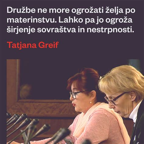 Ženska skrbno gleda na uro, ki simbolizira prehod časa in željo po materinstvu.