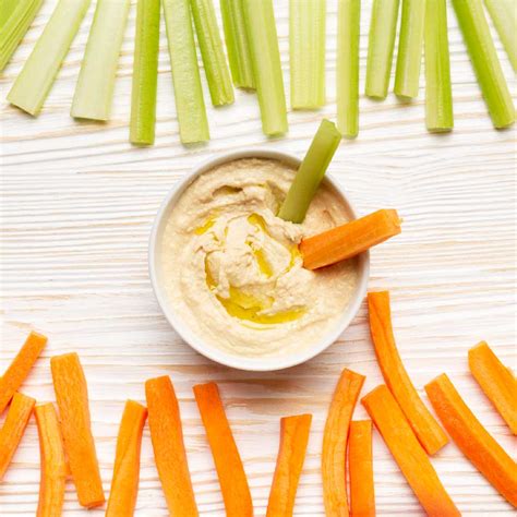 Zelenjavne palčke s humusom