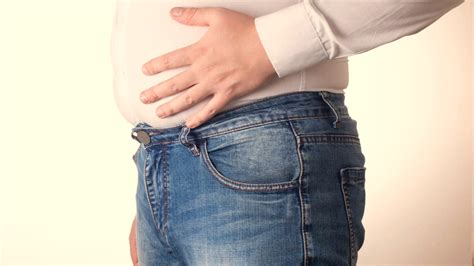 Nosečnica v 33. tednu s pogledom na velik trebuh