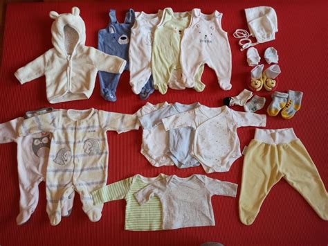 Oblačila za novorojenčka in pripravljena posteljica