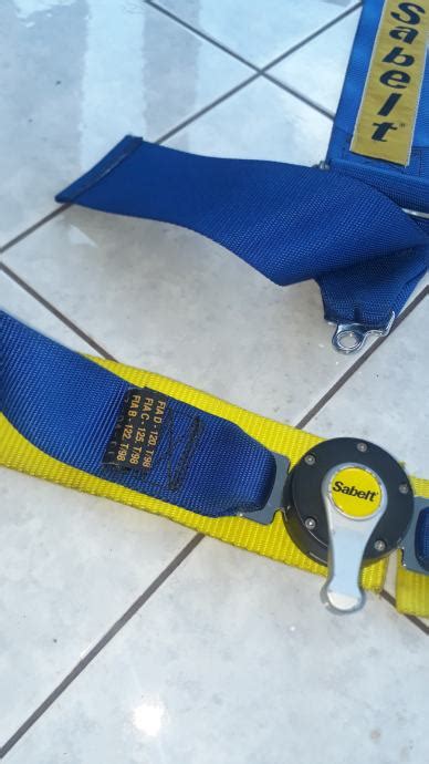 varnostni pasovi v ležalniku