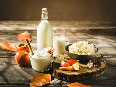 Simbolična slika, ki prikazuje dilemo med svežim in predelanim mlekom