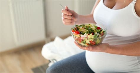 Trudnica koja jede slatkiše