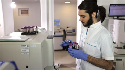 Laboratorijski tehničar koji radi krvni test