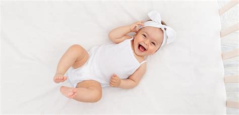 Dojenček oblečen v več slojev