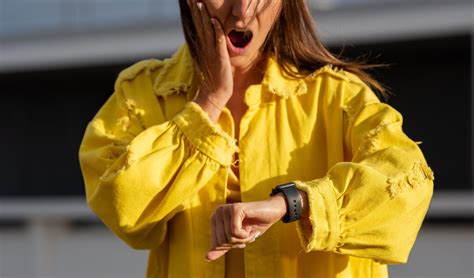 Ženska, ki gleda na uro