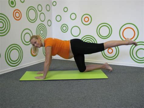 Nosečnica dela vaje v telovadnici