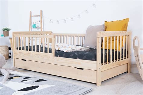 Otroška postelja z varnostno ograjo