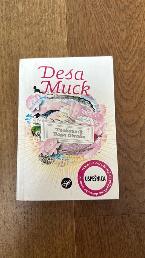 Mamica bere knjigo med dojenjem otroka