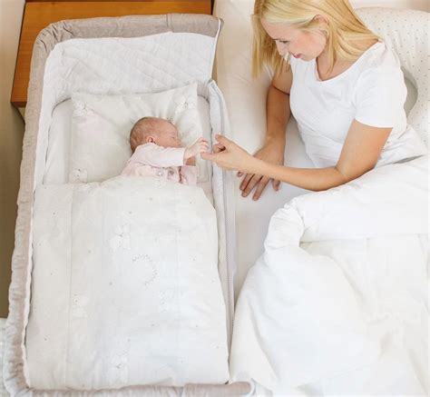 dojenček odklanja stekleničko