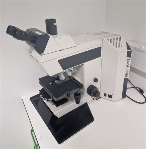 Mikroskop v laboratoriju za IVF