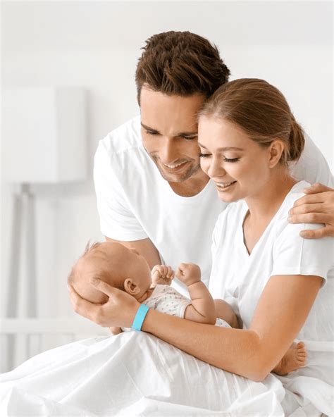 Fotografija nežnega trenutka med materjo in novorojenčkom