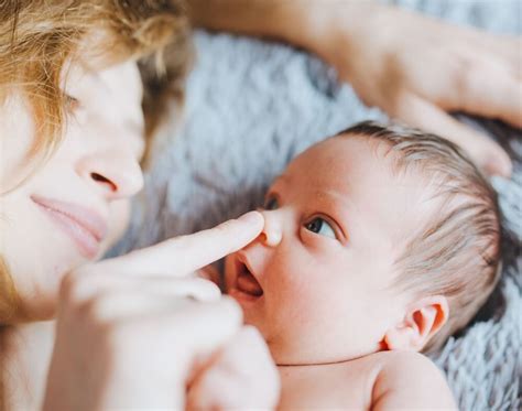 Ilustracija vaj za sproščanje plinov pri dojenčku