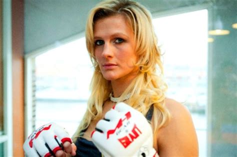 Ilustracija ženske z velikim nosečniškim trebuhom, ki počiva.