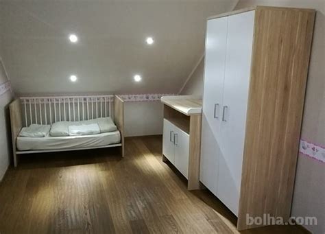 dnevna soba z otroško previjalno mizo