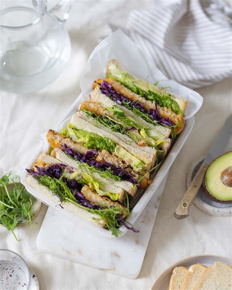 narezano avokado, pokapljano z limono, ki se pripravlja za mešanje