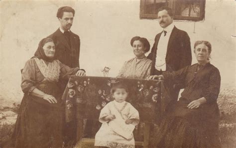 stara fotografija dojenčka v zibelki