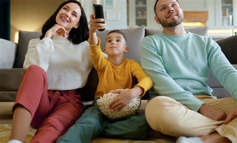 starši gledajo video varuško na telefonu