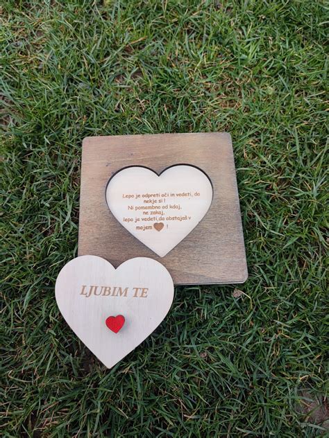 Svetleče srce z napisom 