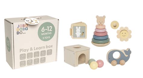 Sestavljena darilna škatla z otroškimi oblačili in igračami