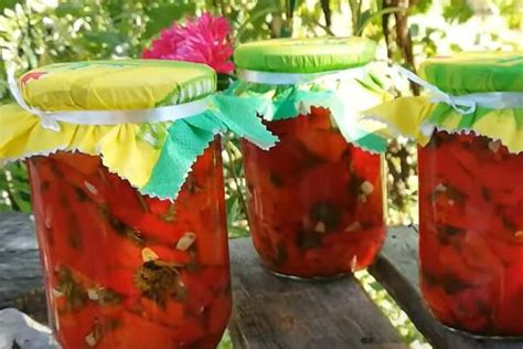 Slika vloženih kumaric in paprike.