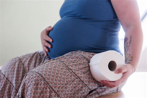 Nosečnica v tretjem trimesečju, ki počiva