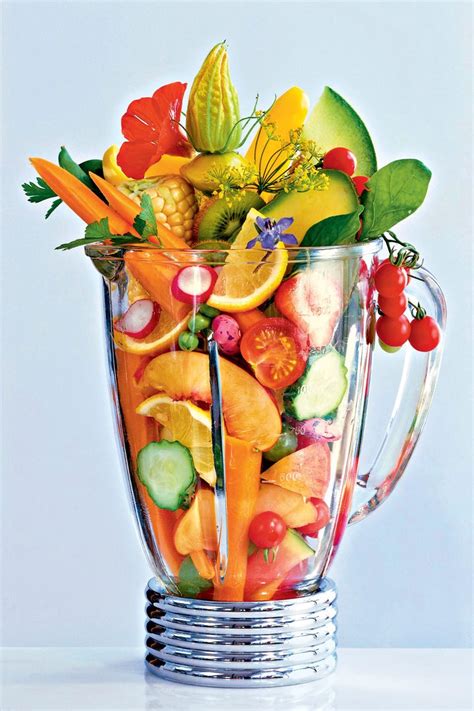 Več vrst sadja in zelenjave na krožniku