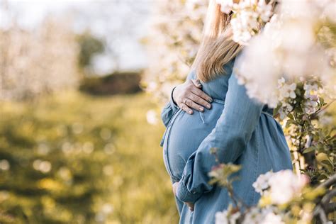 Nosečnica izvaja nežno jogo