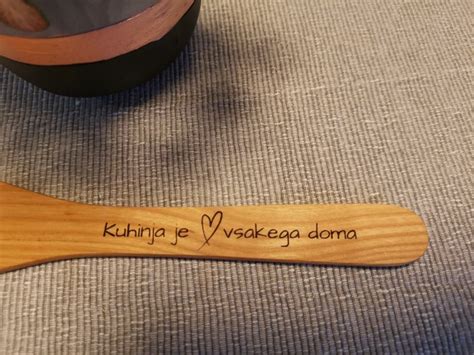 Ikona piškotka z napisom 