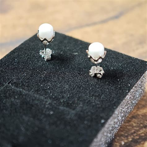 Mamica nežno drži stekleničko z materinim mlekom