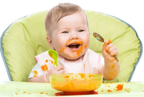 Dojenček se prvič srečuje z žličko in gosto hrano.