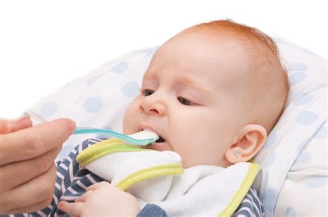 dojenček z veseljem je zelenjavni pire