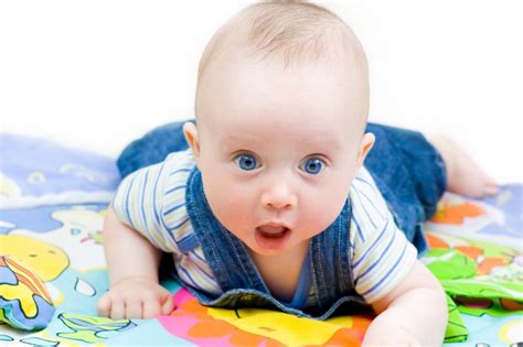 Dojenček v položaju na trebuhu, ki krepi vratne mišice.