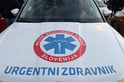 Zdravnik pregleduje otroka