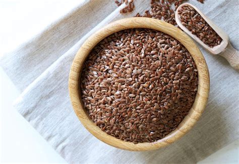 Slika različnih naravnih pripravkov za lajšanje prebavnih težav (ingver, lanena semena, slive)