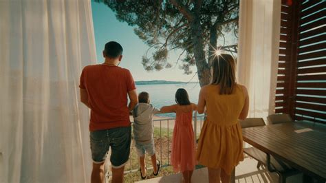 Nosečnica v senci ob morju